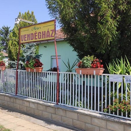 מלון Opusztaszeri Mozes Vendeghaz מראה חיצוני תמונה