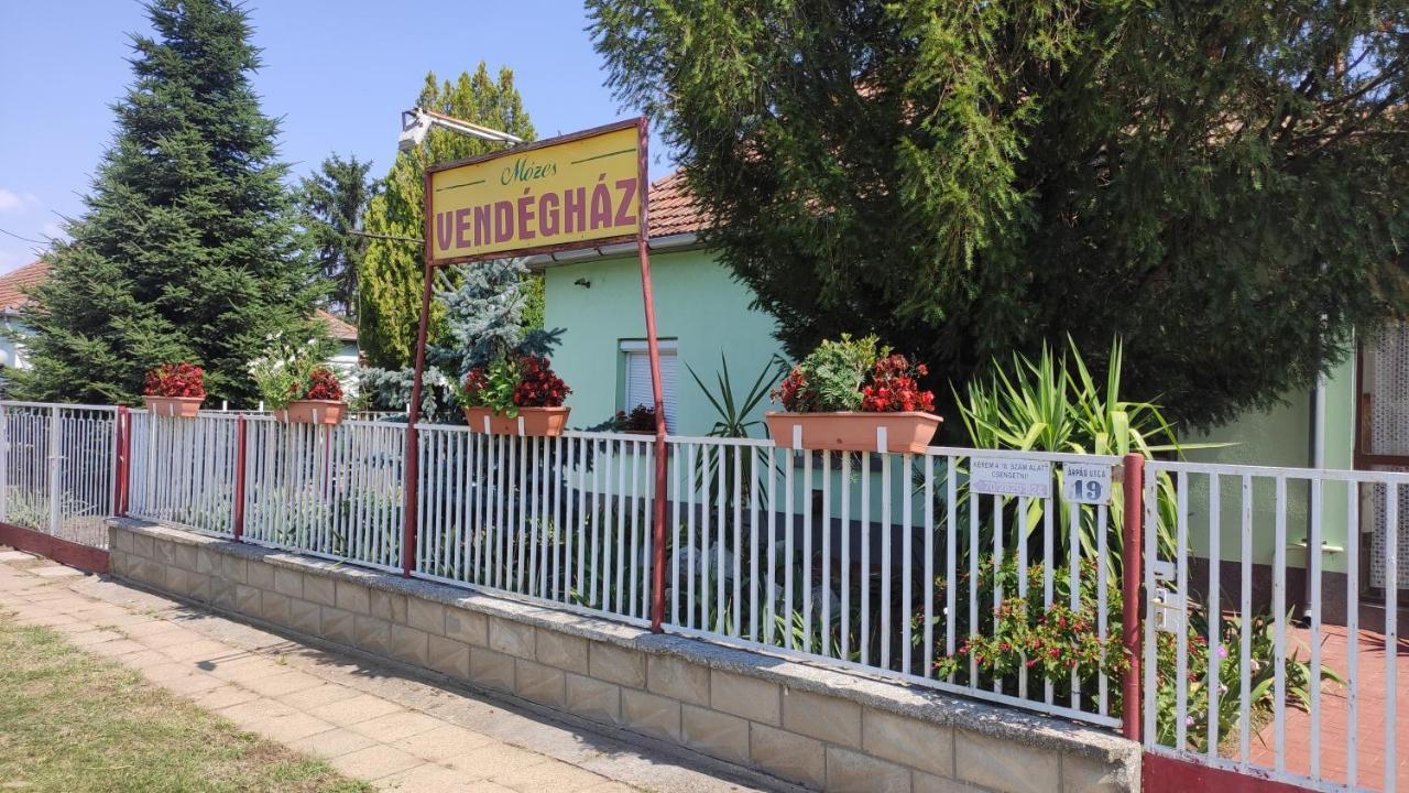 מלון Opusztaszeri Mozes Vendeghaz מראה חיצוני תמונה